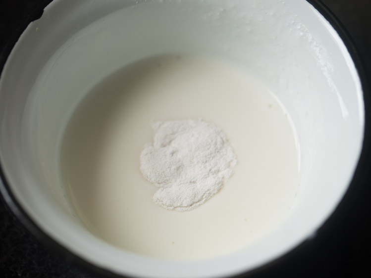 mixing baking soda in curd