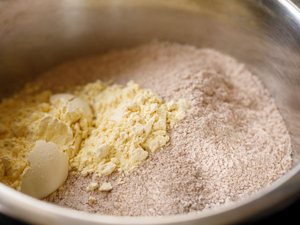 ragi flour and besan in a mixing bowl