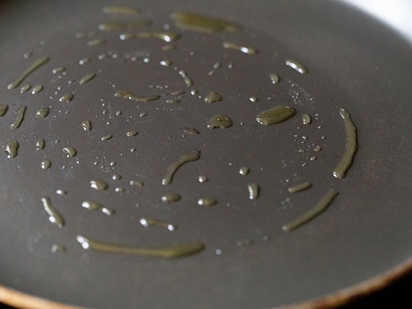 Spread some oil on the tawa or pan