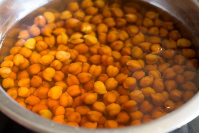 soaking black kala chana in water