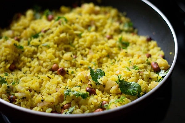 Kanda Batata Poha servierfertig