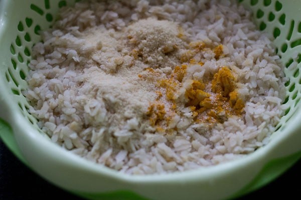 sale, zucchero e curcuma in polvere aggiunti al poha