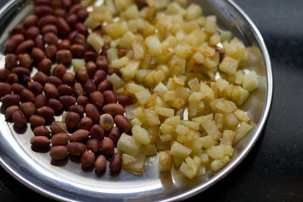 patate e arachidi tostate messe da parte in un piatto d'acciaio