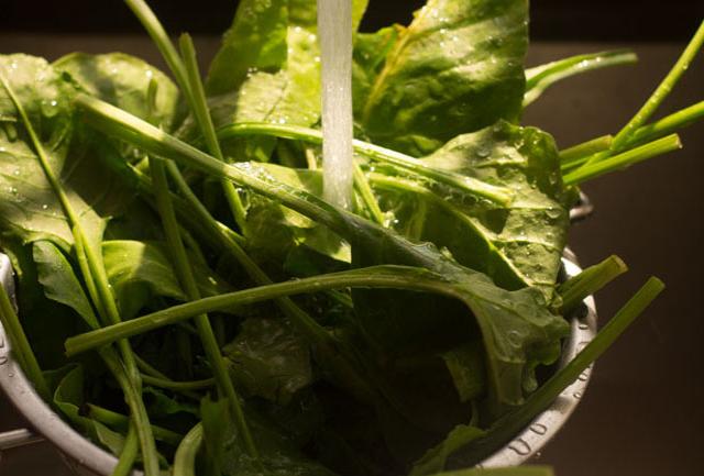 rinsing palak leaves well