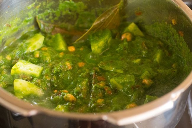 saute the spinach puree for 2-3 minutes