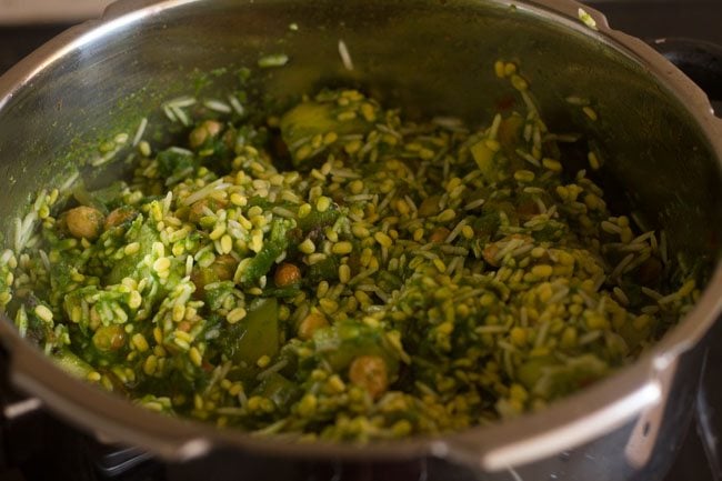 mixing palak khichdi mixture