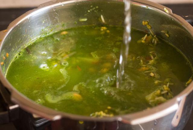 water added to palak khichdi mixture