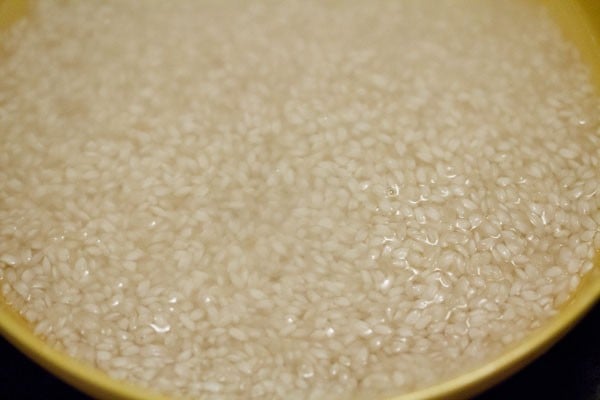 idli rice soaking in water