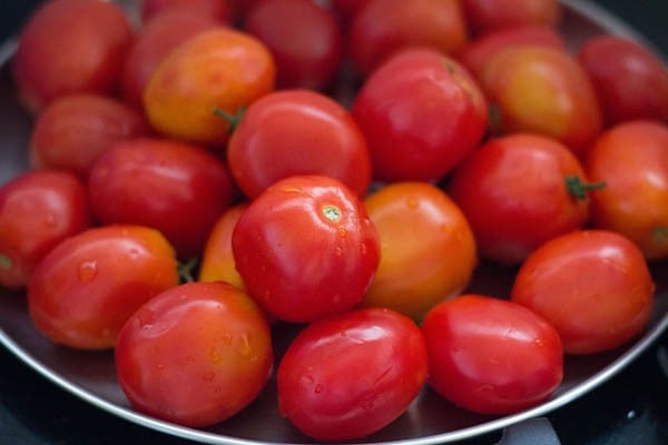 rinse the ripe tomatoes