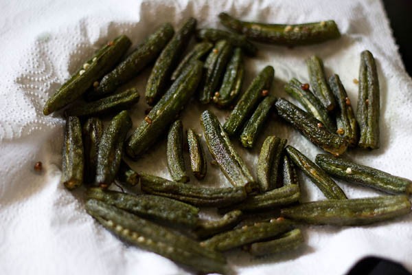 sautéed okra placed on kitchen paper towel. 