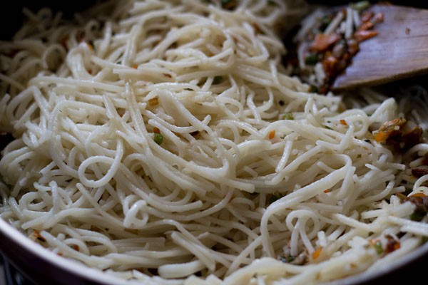 cooked hakka noodles added