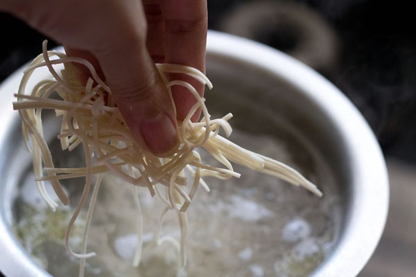 hakka noodles being added