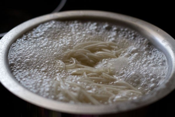hakka noodles being cooked