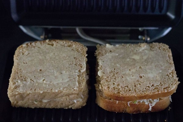 keep potato sandwich In a pre heated grill