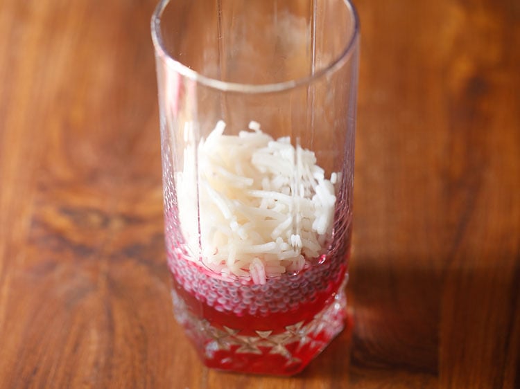 adding falooda sev in the glass