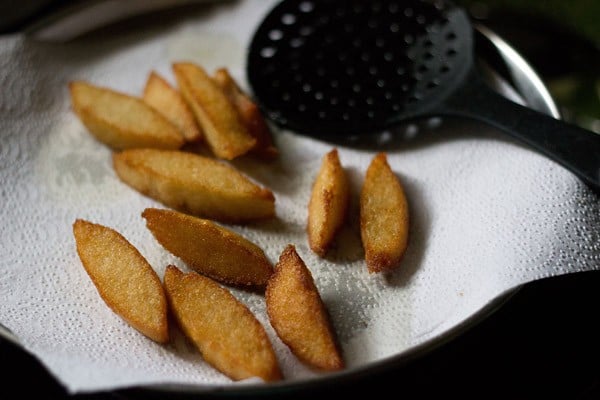 idli fry placed on kitchen paper towel. 