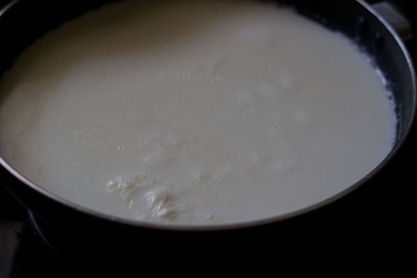 aqueça o leite para fazer a receita kulfi