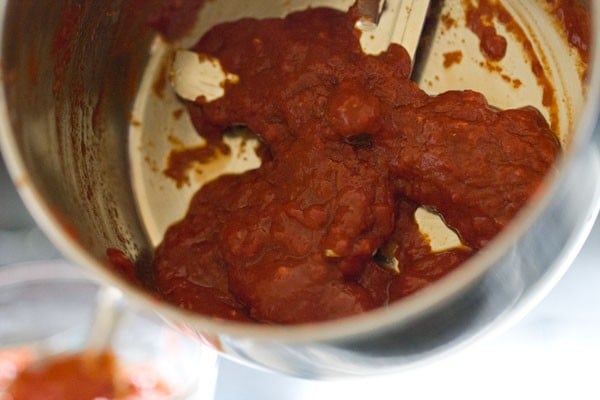 ground red garlic chutney or lahsun ki chutney in blender