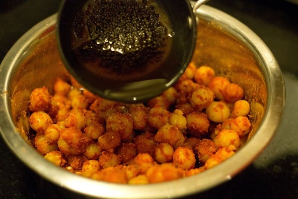 adding the spice tempering to the star gooseberries mixture. 