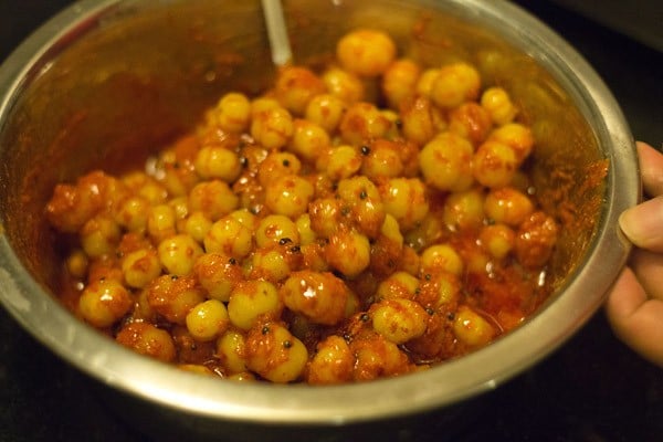 mixing the tempering in the star gooseberries mixture. 