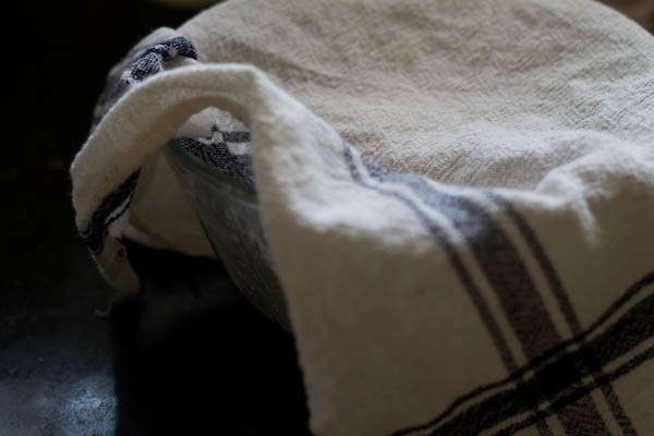 dough covered with kitchen towel and kept for leavening. 