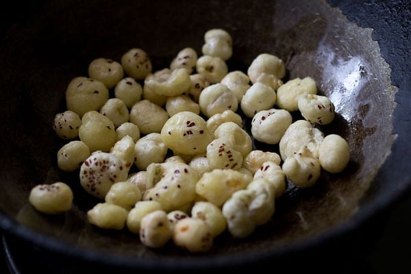 makhana in a pan