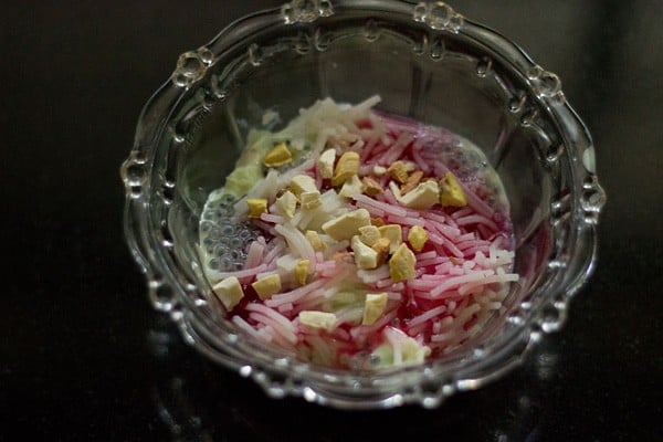 Kulfi Faluda garnished with chopped cashews.