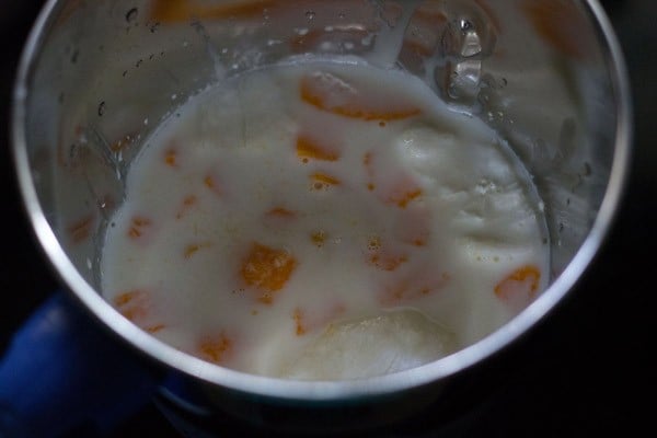 mango kulfi ingredients in a blender