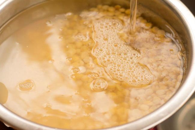 rinsing chana dal in water. 