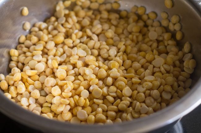 Drain the chana dal. 