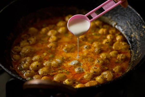 add cream to khoya matar makhana curry