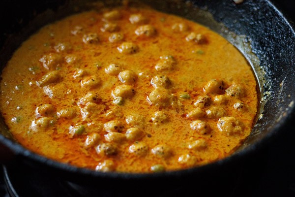 cooked khoya matar makhana curry