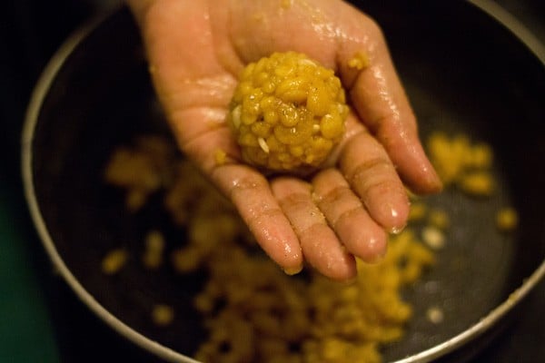 shaping laddu