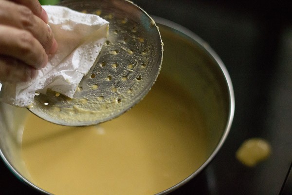 wipe ladle with kitchen paper towel