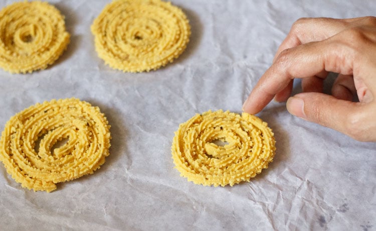 joining the end part of the dough to seal the chakli