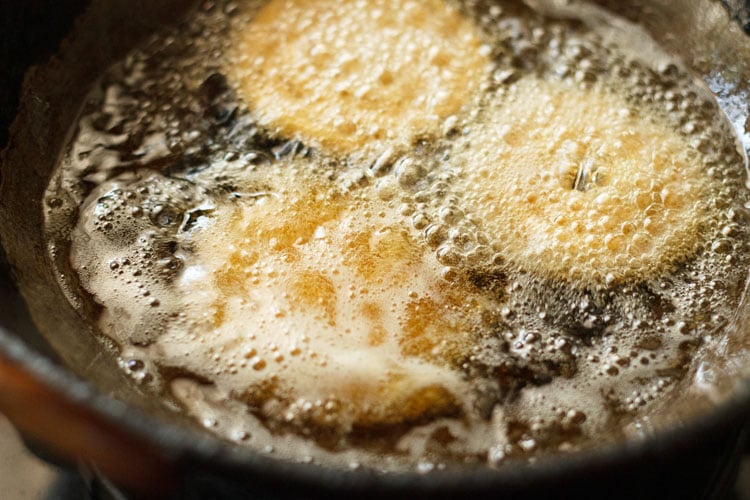 frying the chakli in hot oil