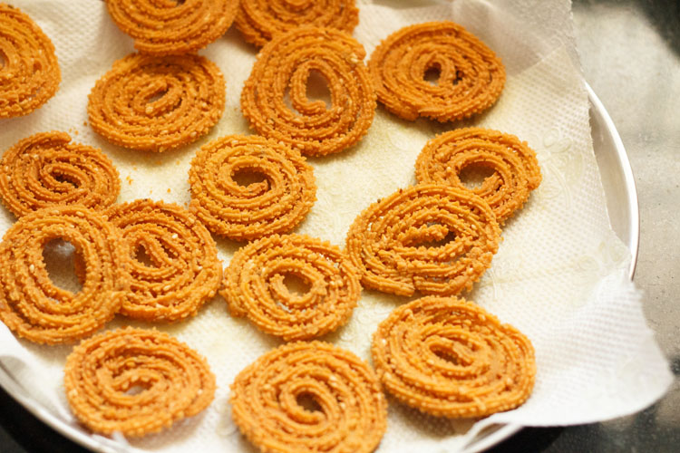 many fried chakli on paper towels