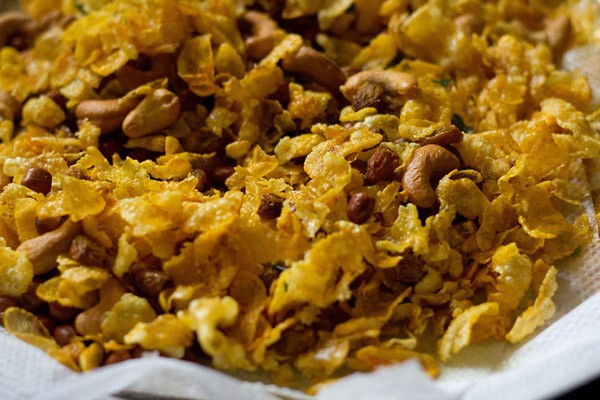 mixing cornflakes chivda