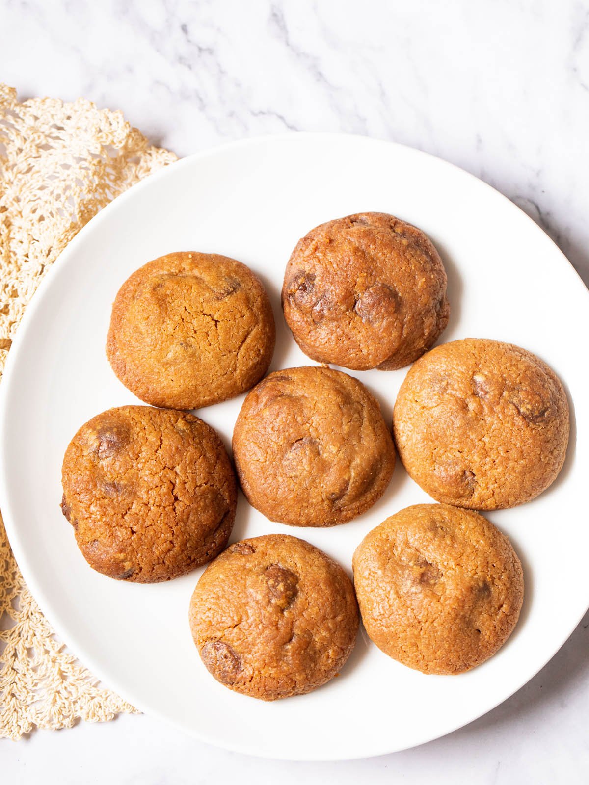 the best eggless chocolate chip cookies served on a white plate
