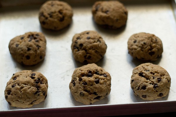 eggless chocolate chip cookies recipe | soft chocolate chip cookies