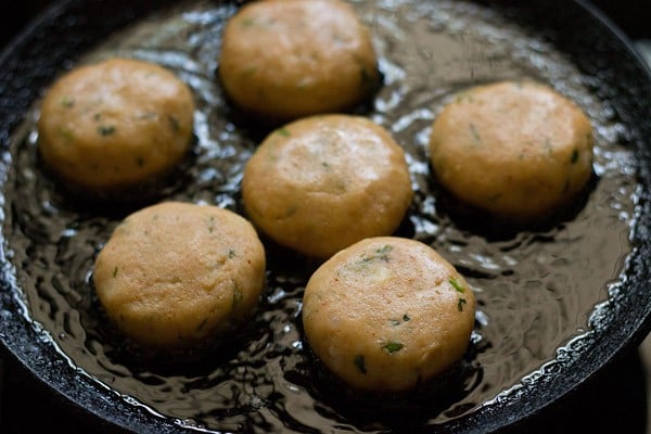 aloo tikkis pan frying