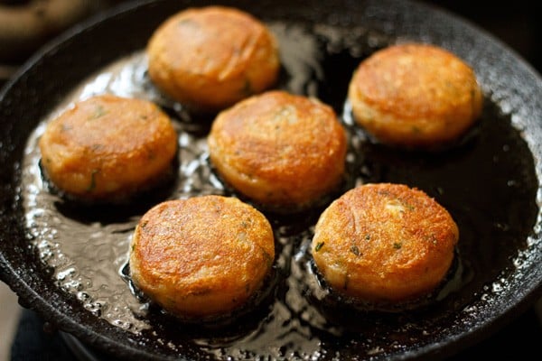 golden aloo tikkis on tawa