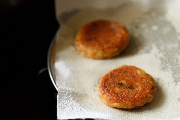 aloo tikki on paper towels