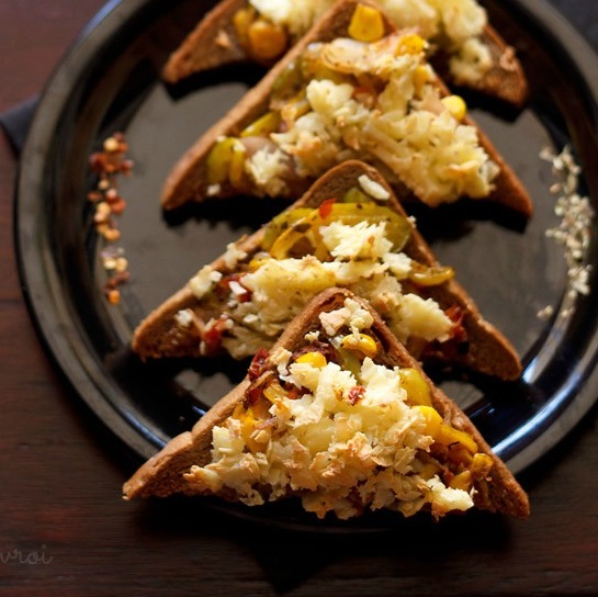 bread pizza in oven, how to make bread pizza recipe in oven