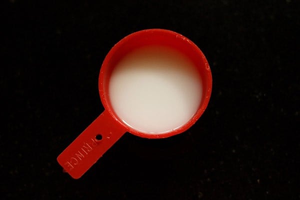 corn starch paste in red measuring cup