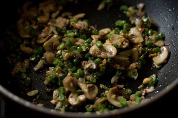 cooking mushrooms until they become golden on the edges