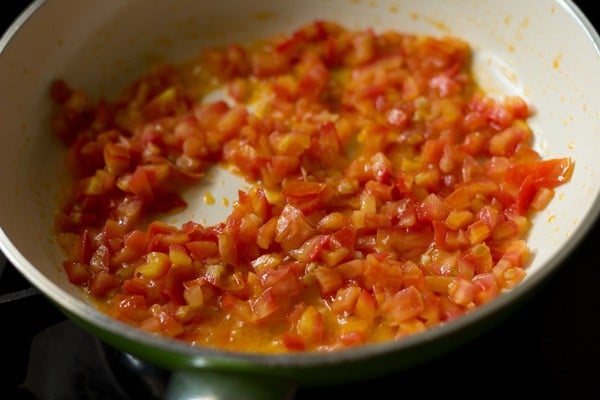 add tomatoes to make bread pizza recipe