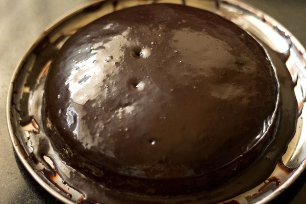 frosting on eggless chocolate cake