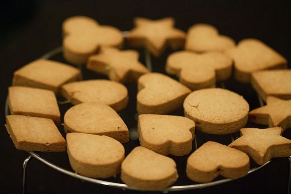 baked butter cookies cooling on a round wired tray stand