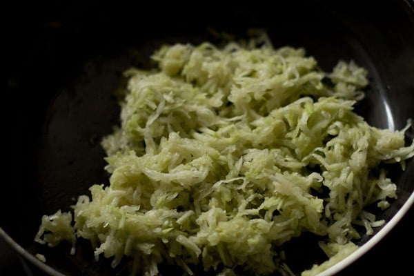 grated bottle gourd for dudhi na thepla. 